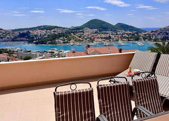 Lana - Two Bedroom With Terrace And Sea View Appartement *